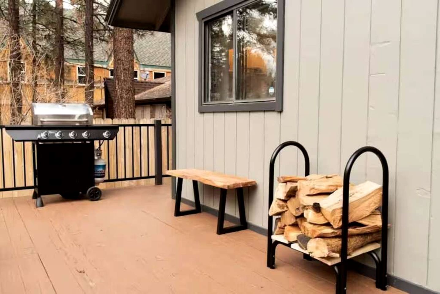 Your Mountain Oasis: Cabin with Hot Tub in Sugarloaf, California