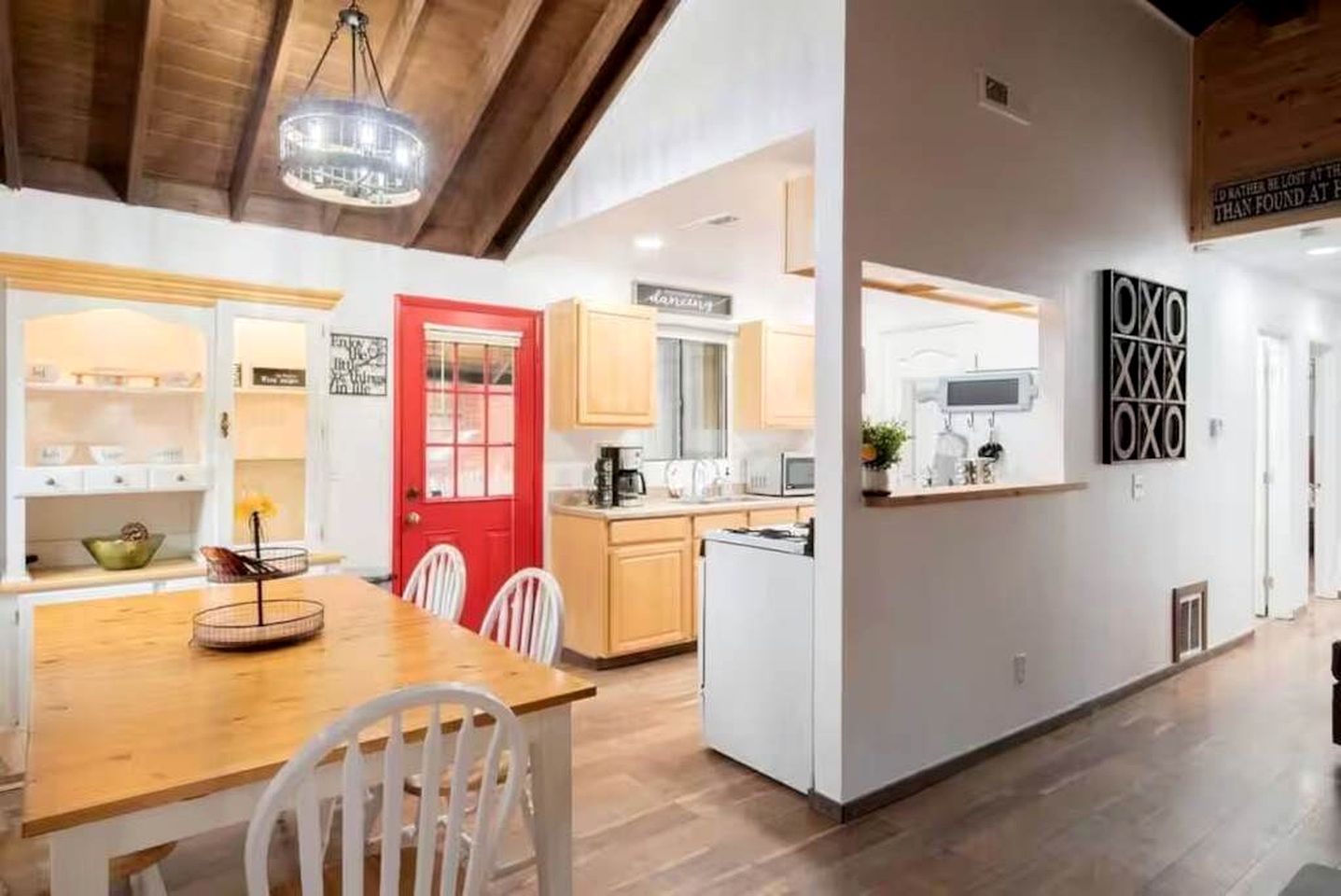 Your Mountain Oasis: Cabin with Hot Tub in Sugarloaf, California