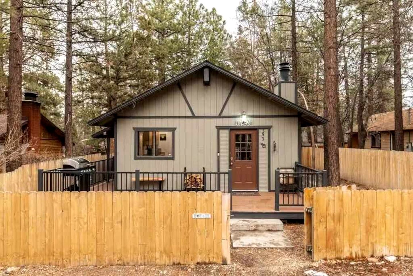 Your Mountain Oasis: Cabin with Hot Tub in Sugarloaf, California