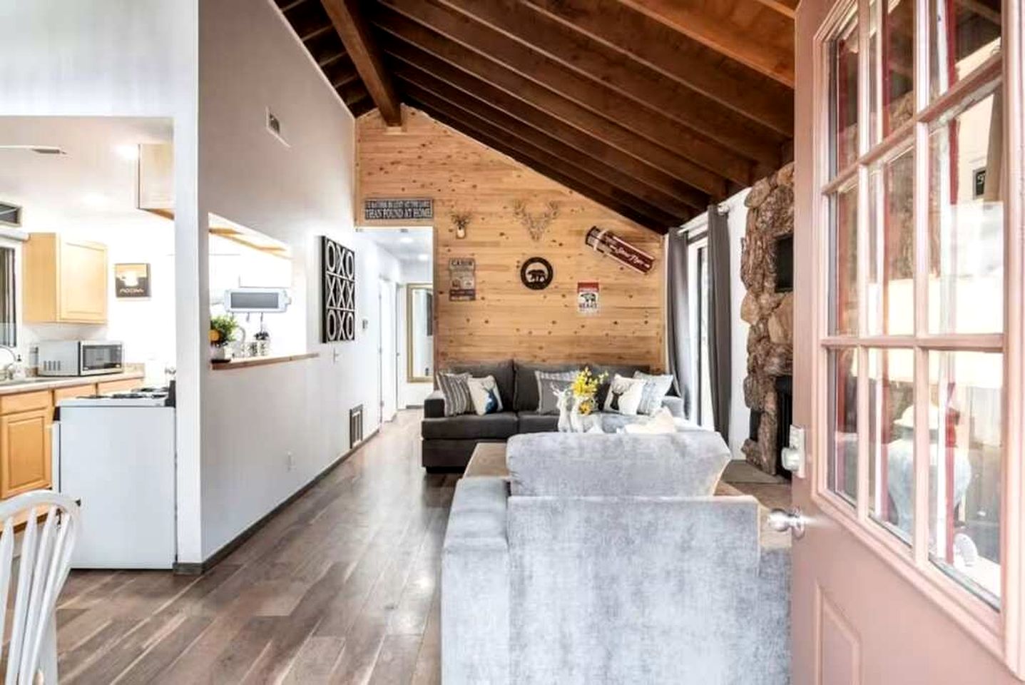 Your Mountain Oasis: Cabin with Hot Tub in Sugarloaf, California