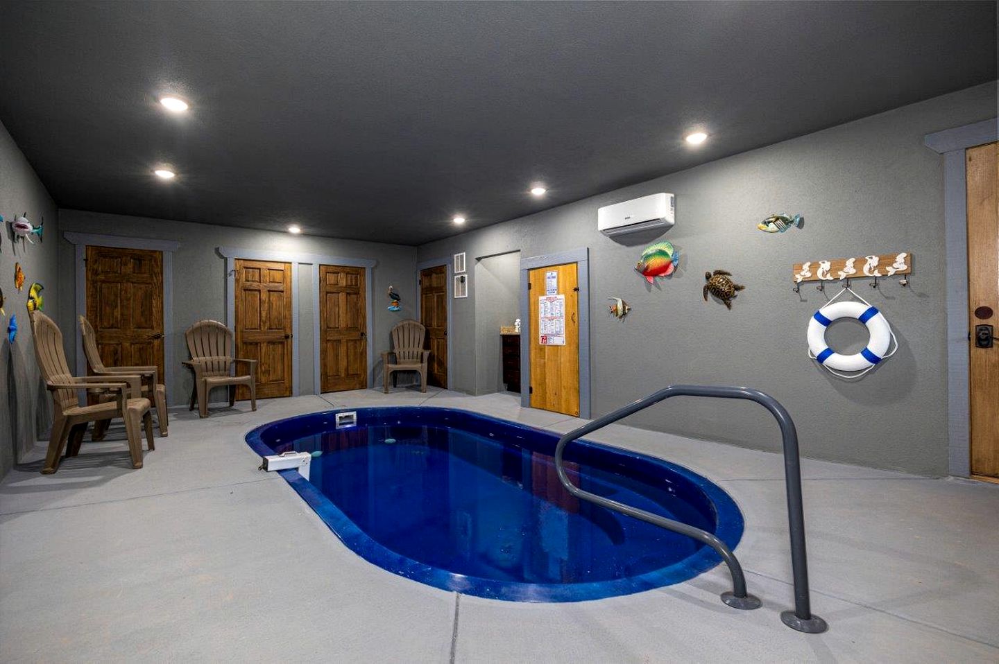 Impressive Cabin Retreat with Pools, Sauna, Game Room and Hot-Tub in Gatlinburg, Tennessee