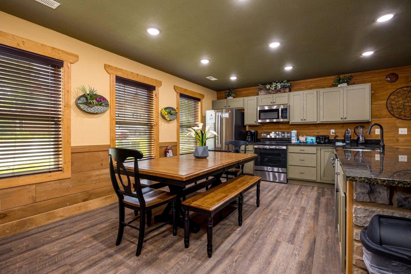 Impressive Cabin Retreat with Pools, Sauna, Game Room and Hot-Tub in Gatlinburg, Tennessee