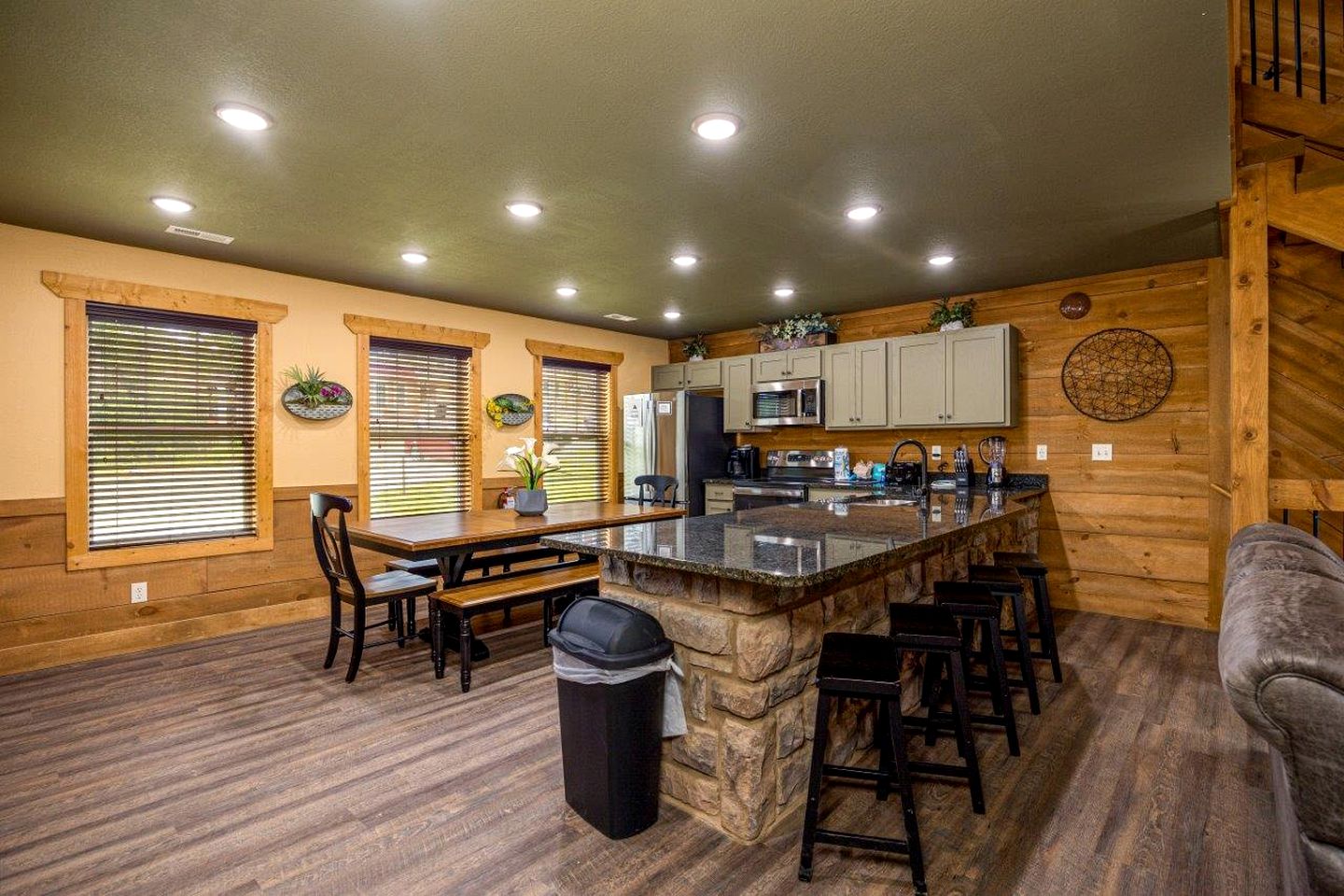 Impressive Cabin Retreat with Pools, Sauna, Game Room and Hot-Tub in Gatlinburg, Tennessee