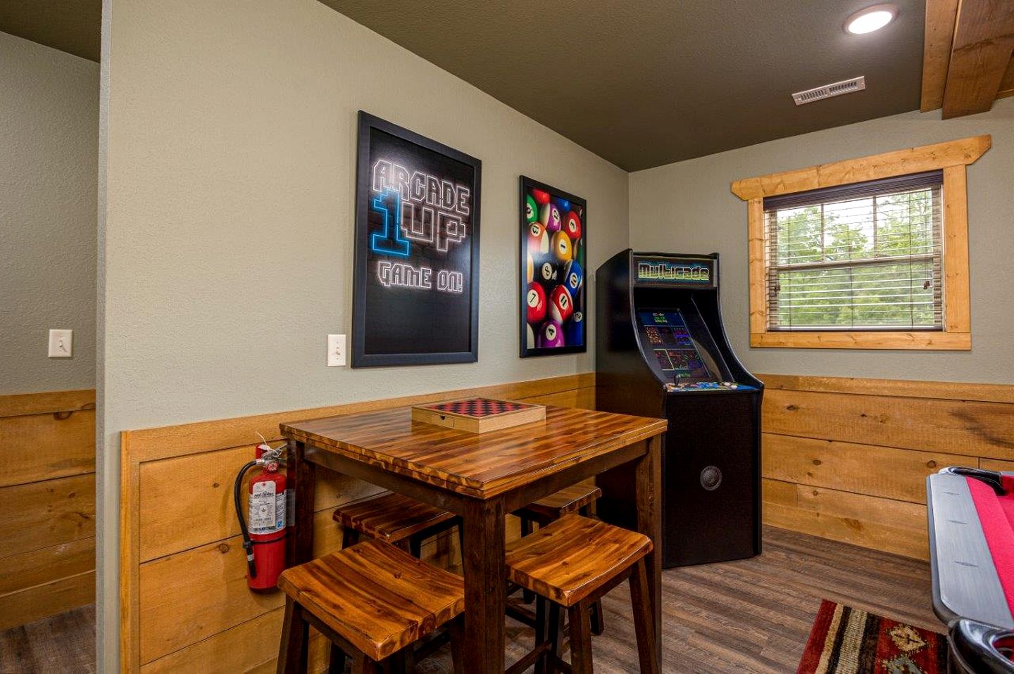 Impressive Cabin Retreat with Pools, Sauna, Game Room and Hot-Tub in Gatlinburg, Tennessee