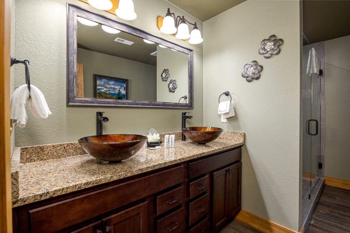 Impressive Cabin Retreat with Pools, Sauna, Game Room and Hot-Tub in Gatlinburg, Tennessee