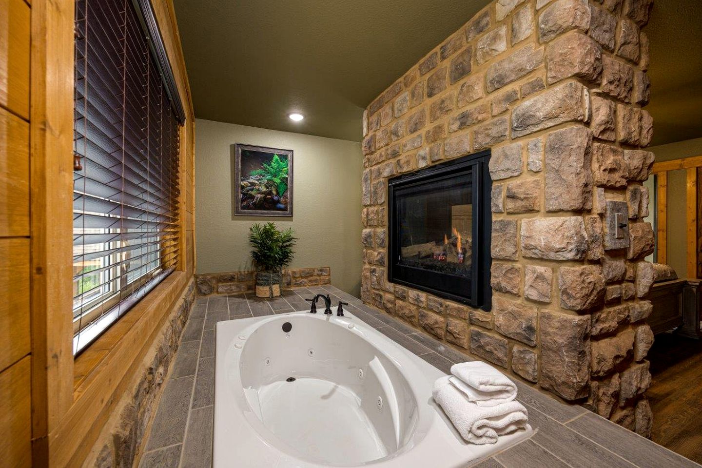 Impressive Cabin Retreat with Pools, Sauna, Game Room and Hot-Tub in Gatlinburg, Tennessee