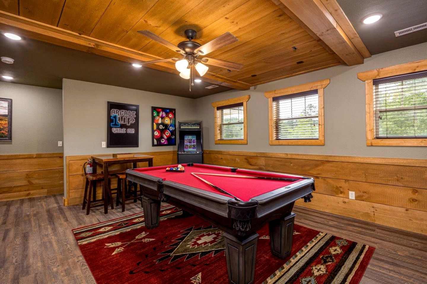 Impressive Cabin Retreat with Pools, Sauna, Game Room and Hot-Tub in Gatlinburg, Tennessee