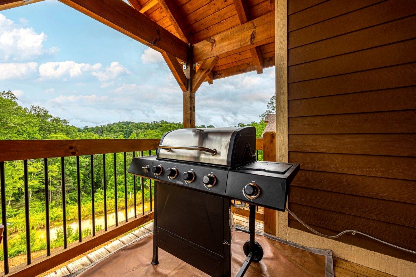 Impressive Cabin Retreat with Pools, Sauna, Game Room and Hot-Tub in Gatlinburg, Tennessee