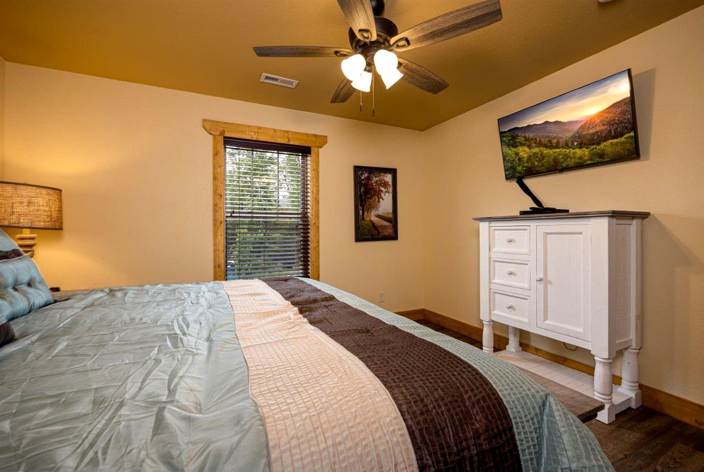 Impressive Cabin Retreat with Pools, Sauna, Game Room and Hot-Tub in Gatlinburg, Tennessee