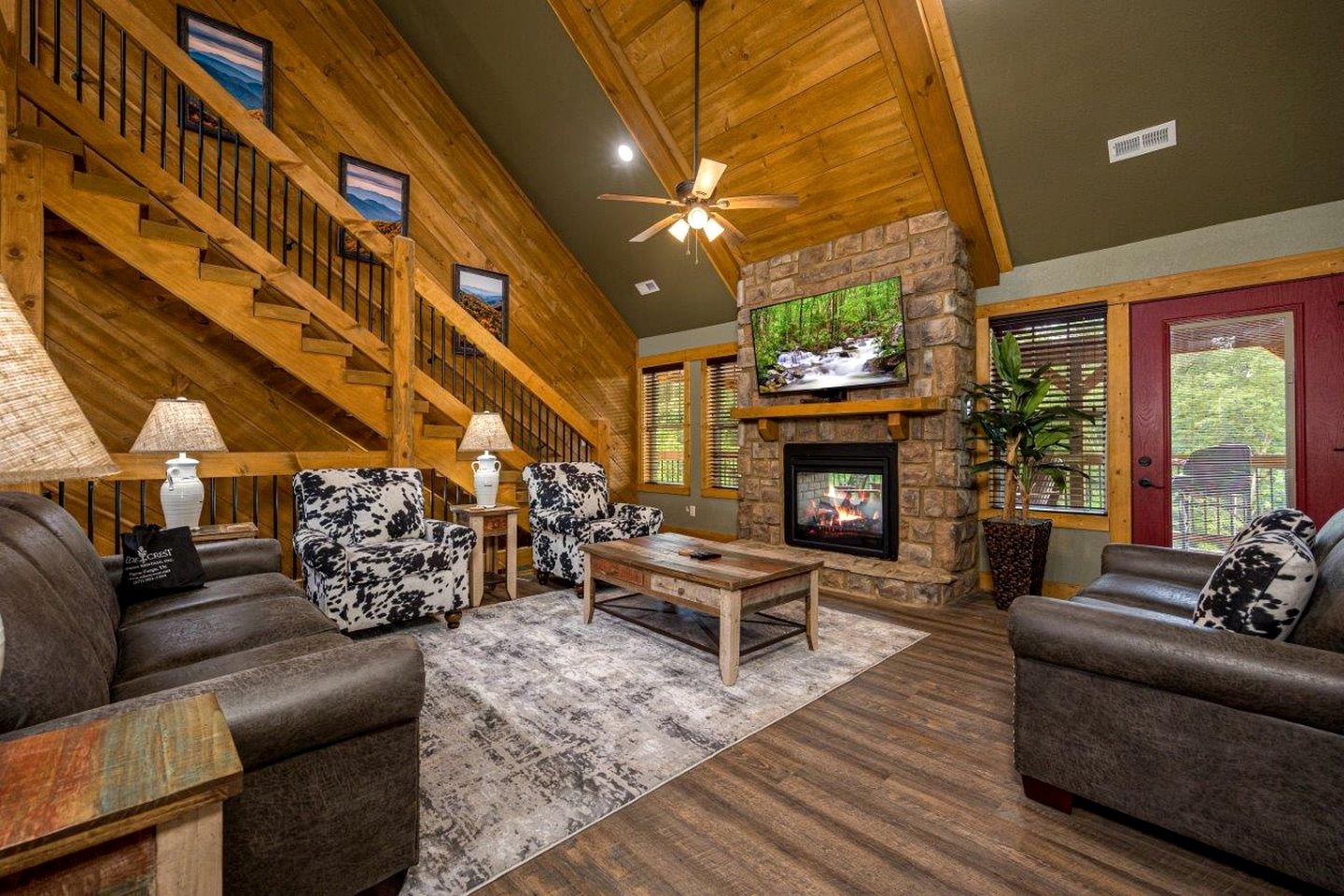 Impressive Cabin Retreat with Pools, Sauna, Game Room and Hot-Tub in Gatlinburg, Tennessee