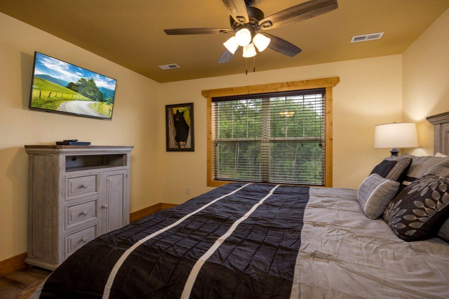 Impressive Cabin Retreat with Pools, Sauna, Game Room and Hot-Tub in Gatlinburg, Tennessee