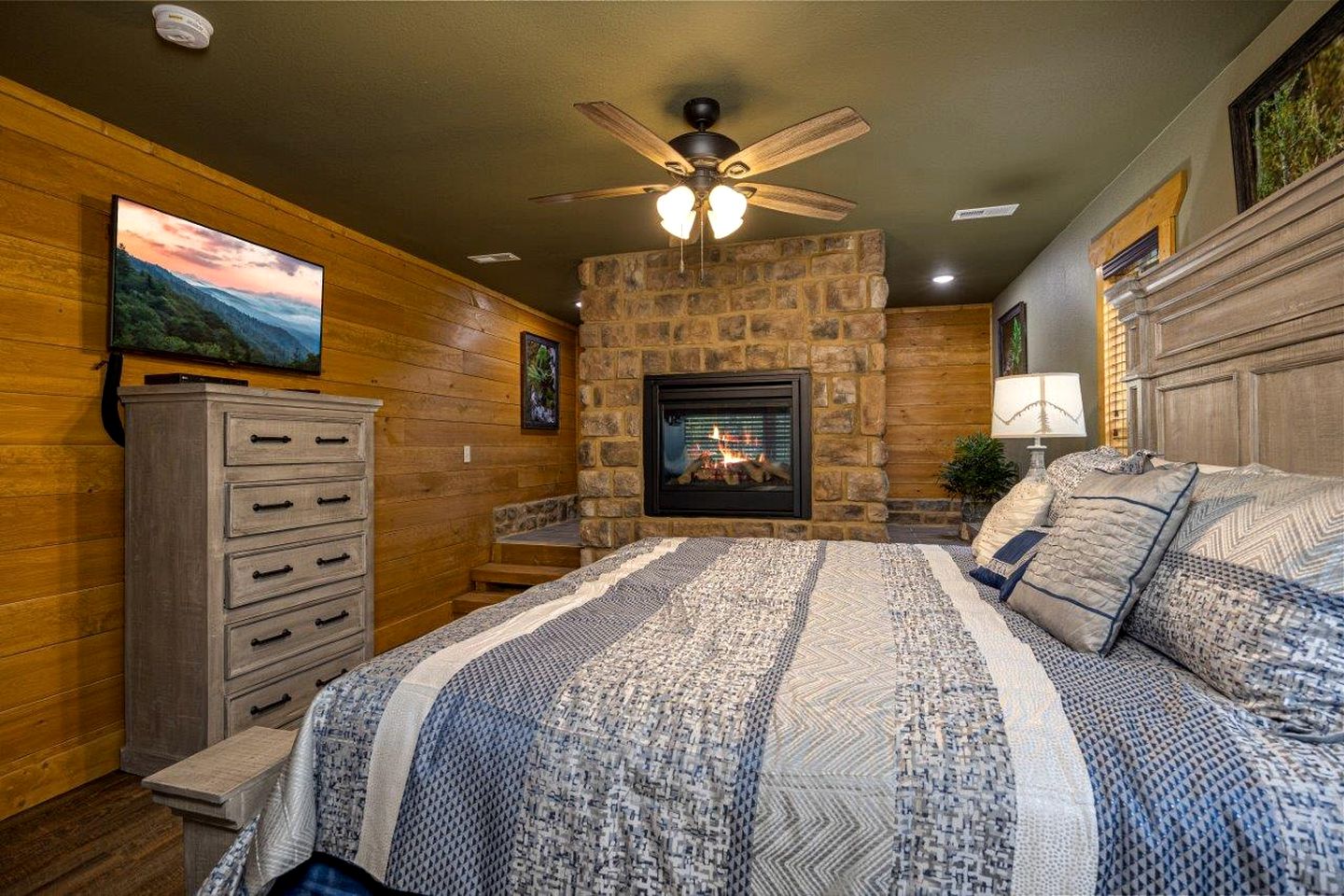 Impressive Cabin Retreat with Pools, Sauna, Game Room and Hot-Tub in Gatlinburg, Tennessee