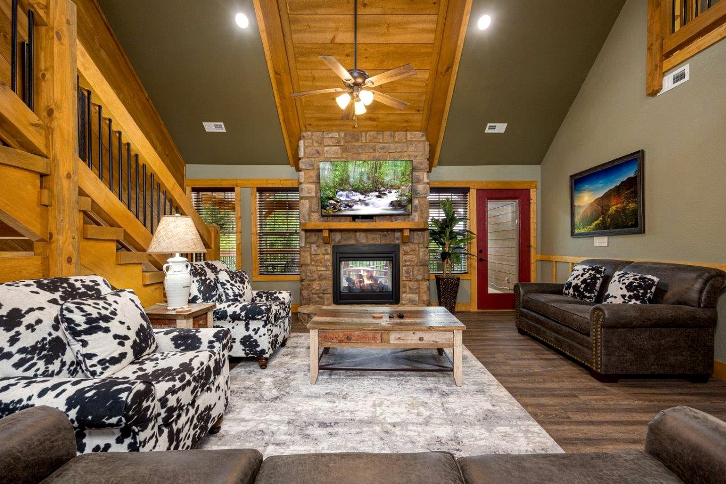 Impressive Cabin Retreat with Pools, Sauna, Game Room and Hot-Tub in Gatlinburg, Tennessee