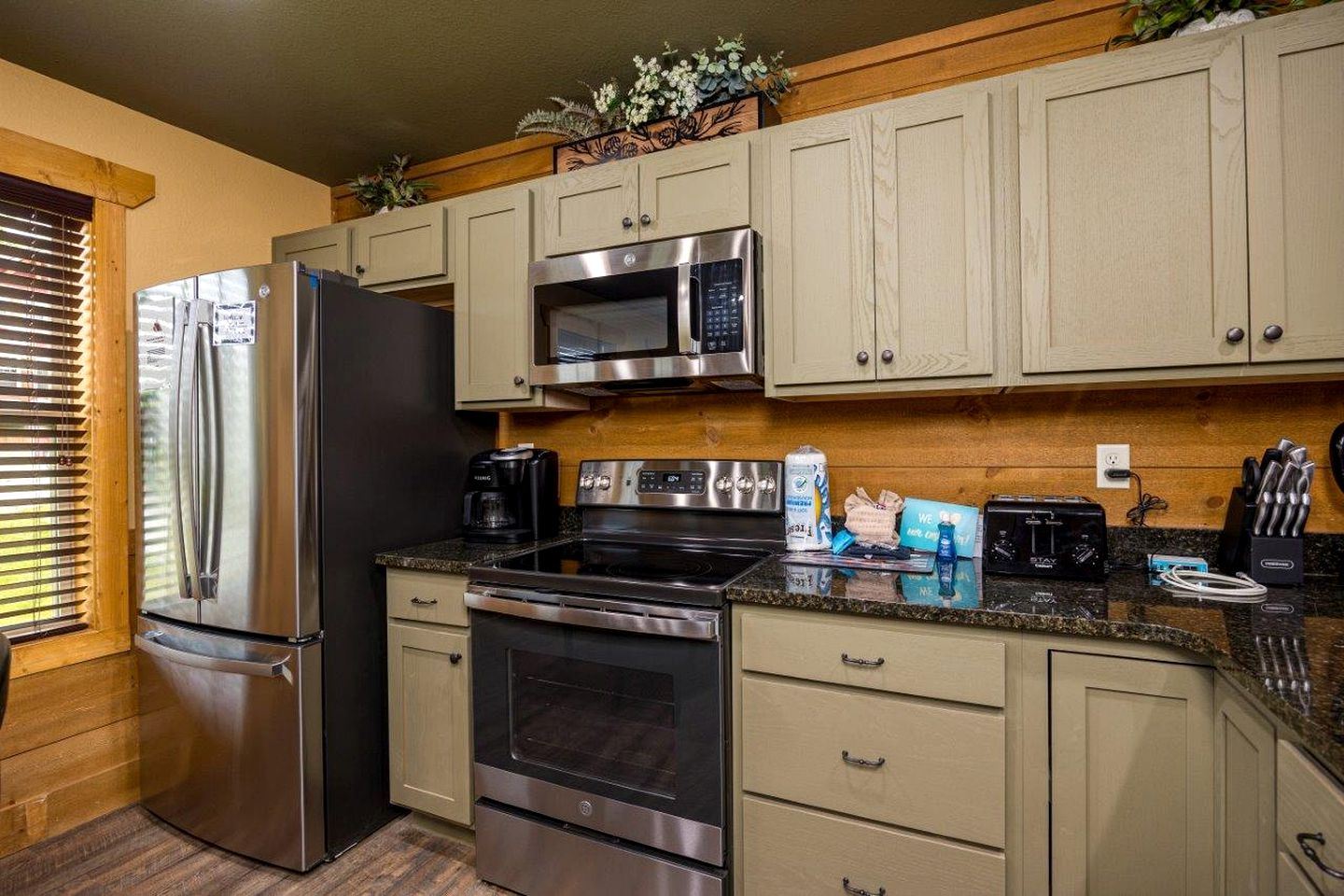 Impressive Cabin Retreat with Pools, Sauna, Game Room and Hot-Tub in Gatlinburg, Tennessee