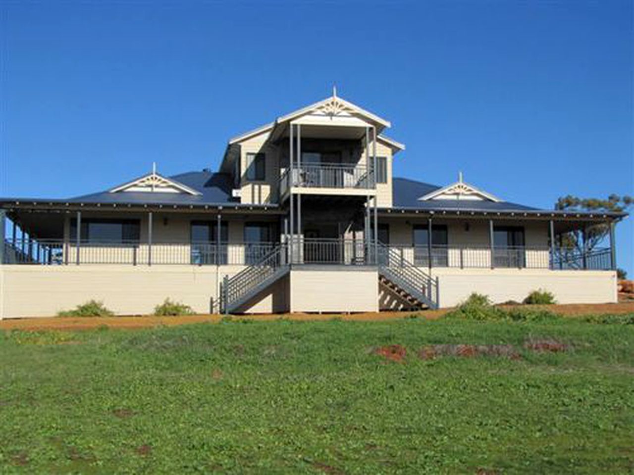 Holiday Mountain Rental with Pool Table and Arcade Games near Perth, Australia