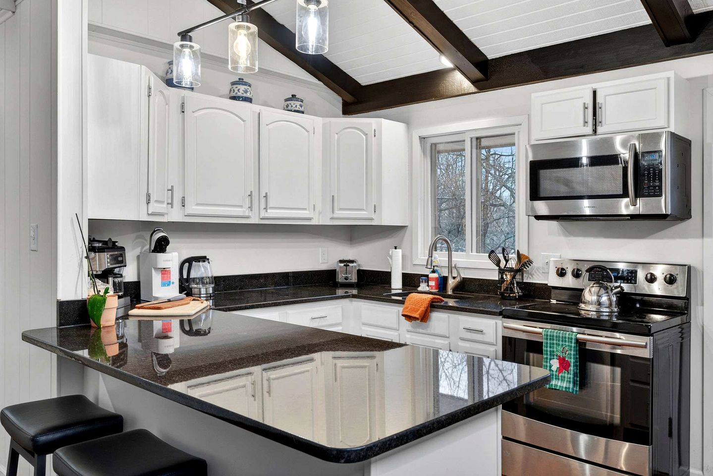 Spacious Mountain Retreat with Hot Tub & Screened Porch Near Wineries and Appalachian Trail | Harpers Ferry, WV