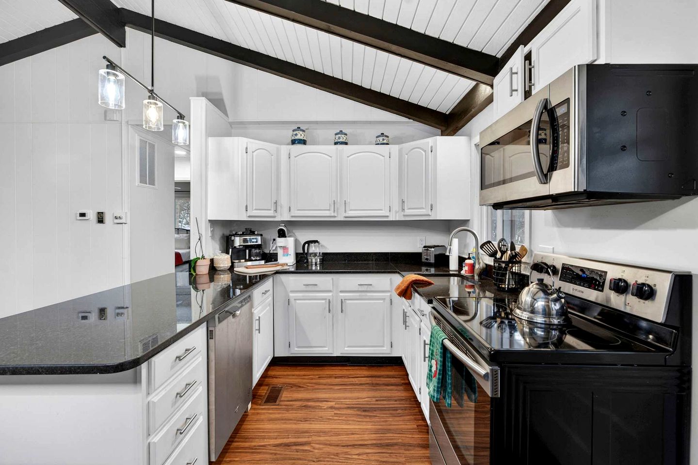 Spacious Mountain Retreat with Hot Tub & Screened Porch Near Wineries and Appalachian Trail | Harpers Ferry, WV