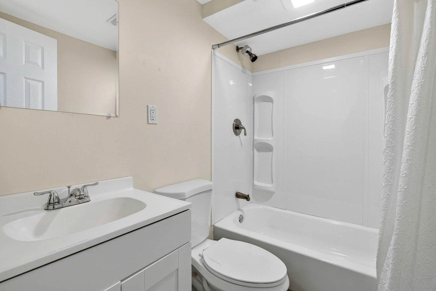 Spacious Mountain Retreat with Hot Tub & Screened Porch Near Wineries and Appalachian Trail | Harpers Ferry, WV