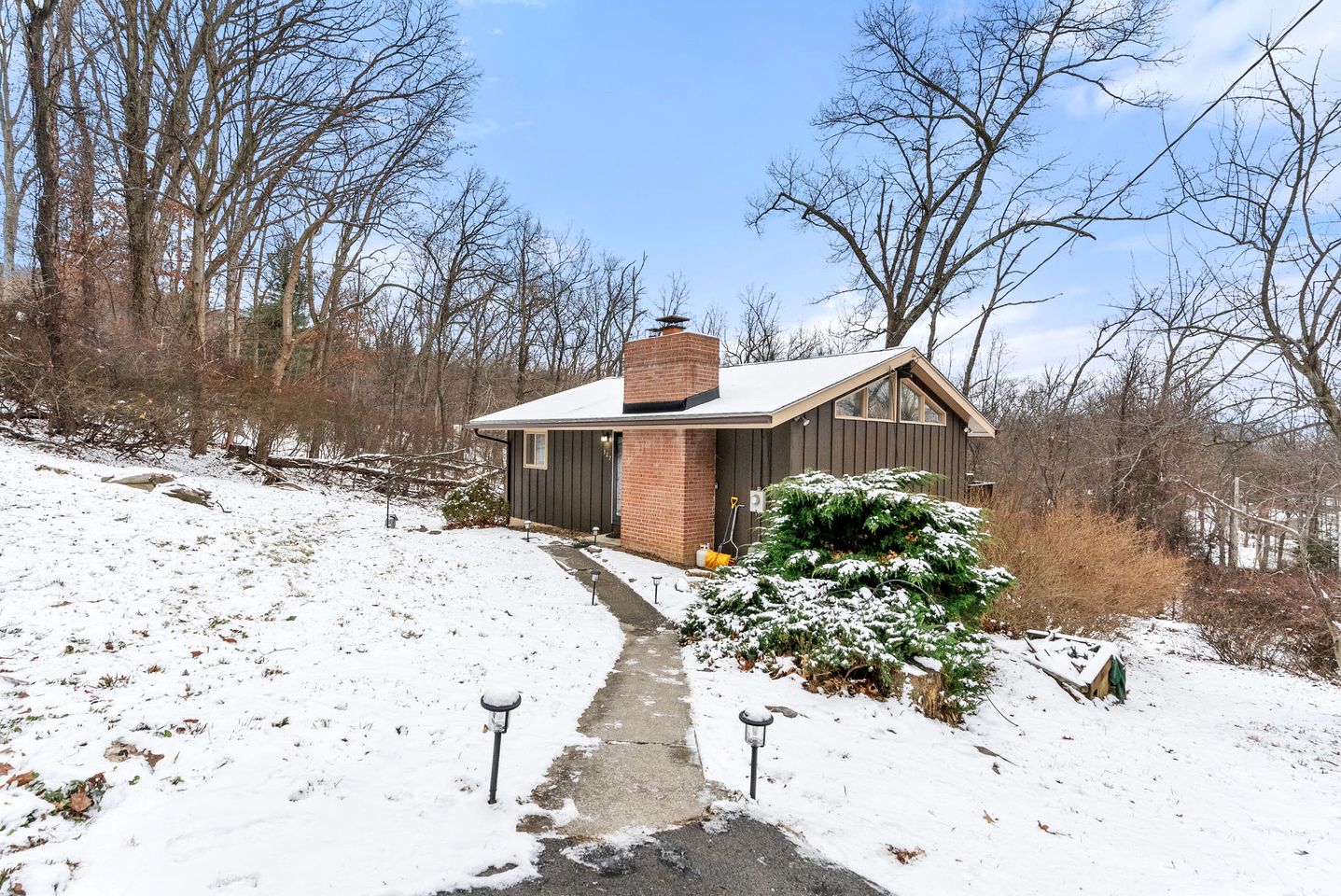 Spacious Mountain Retreat with Hot Tub & Screened Porch Near Wineries and Appalachian Trail | Harpers Ferry, WV