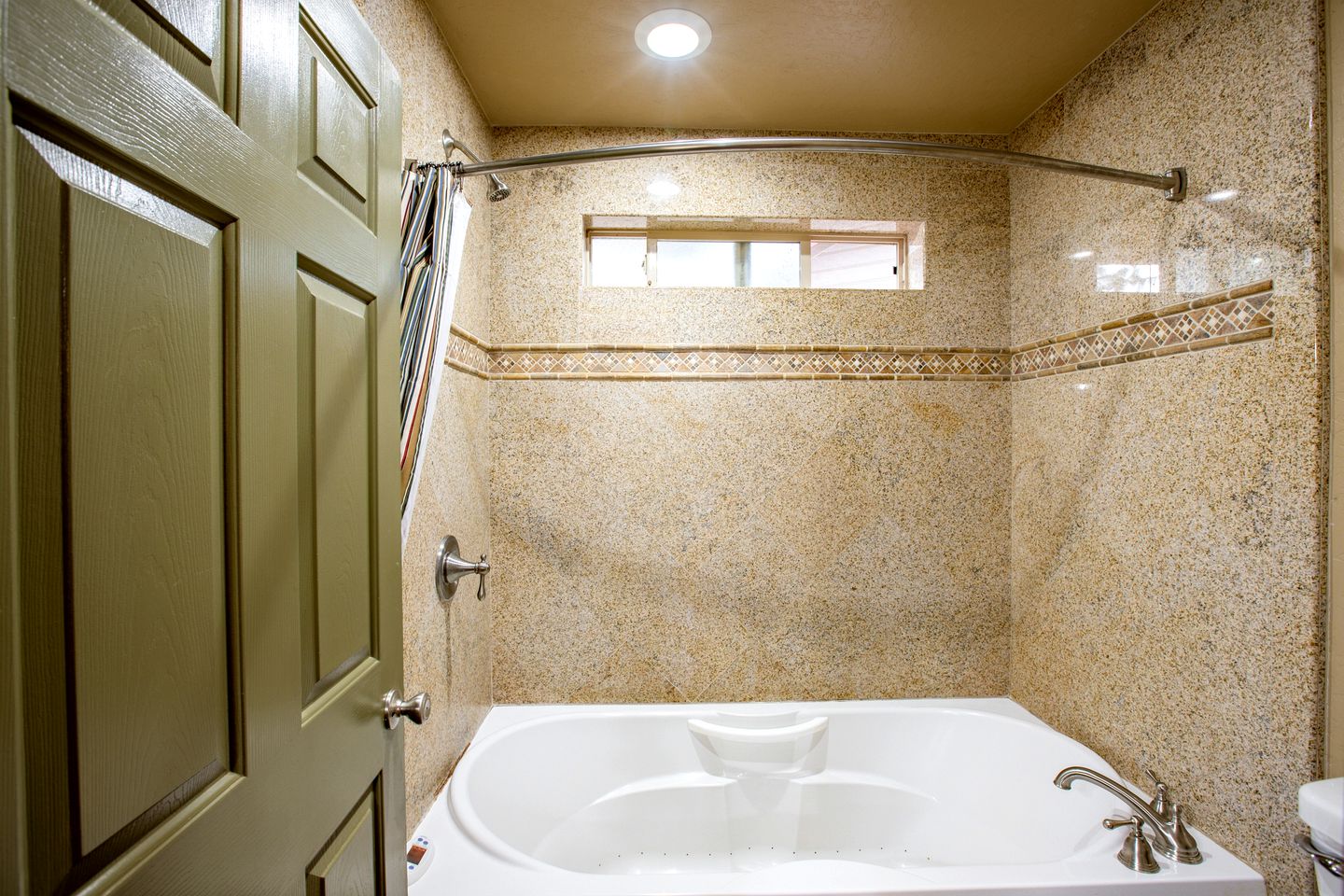 Mountain Retreat with Hot Tub & Pool Table Less than an hour to