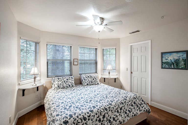 Mountain Retreat with Hot Tub & Pool Table Less than an hour to