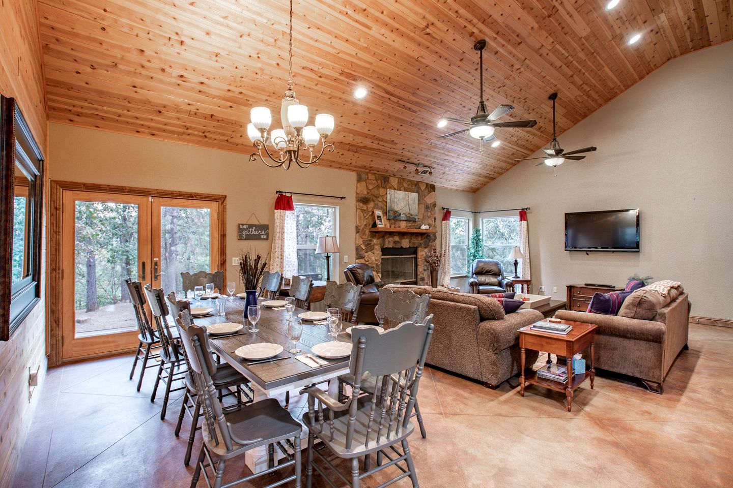 Mountain Retreat with Hot Tub & Pool Table Less than an hour to
