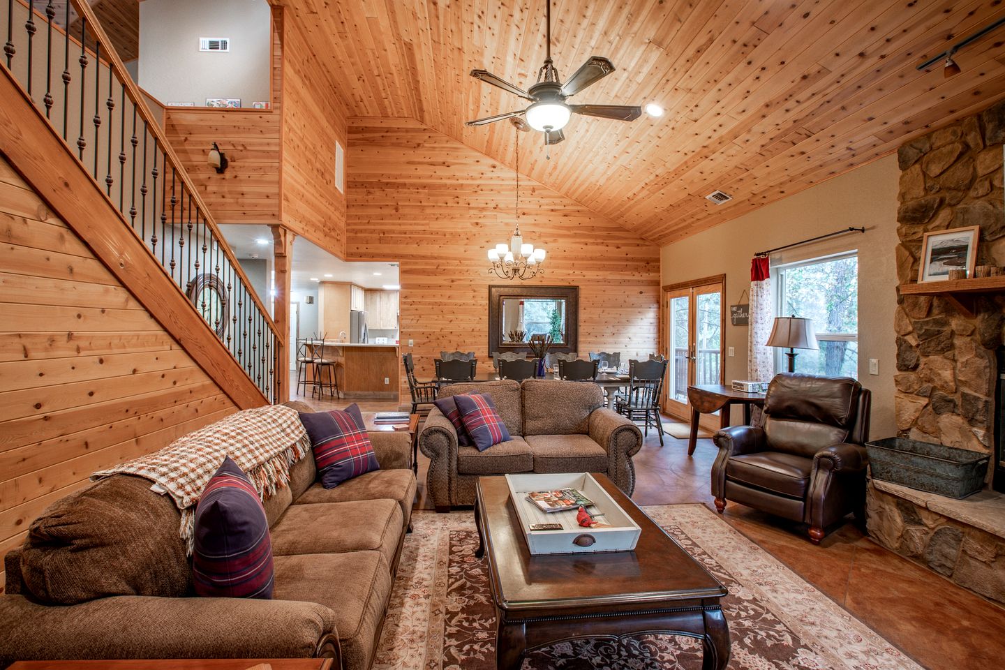 Mountain Retreat with Hot Tub & Pool Table Less than an hour to