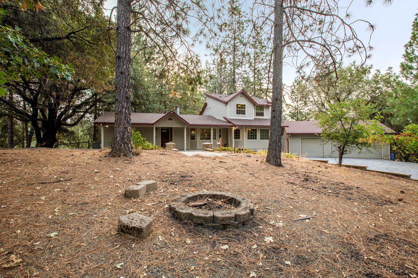 Mountain Retreat with Hot Tub & Pool Table Less than an hour to