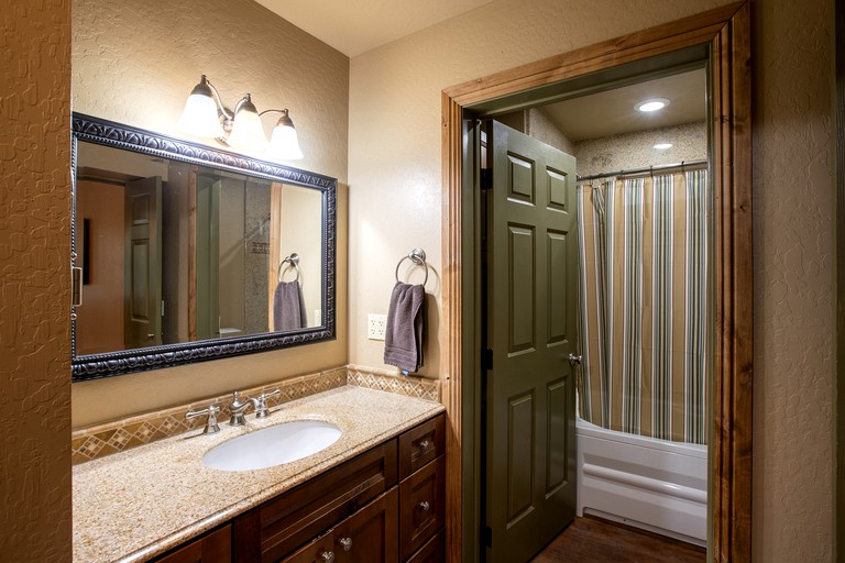 Mountain Retreat with Hot Tub & Pool Table Less than an hour to