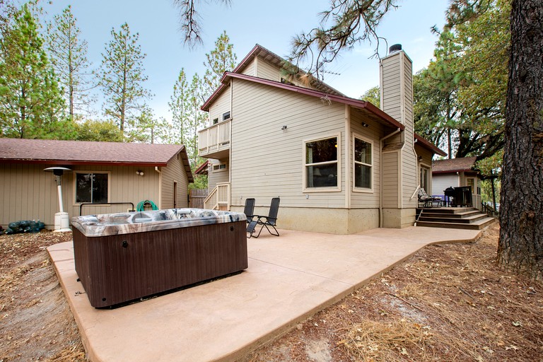 Mountain Retreat with Hot Tub & Pool Table Less than an hour to