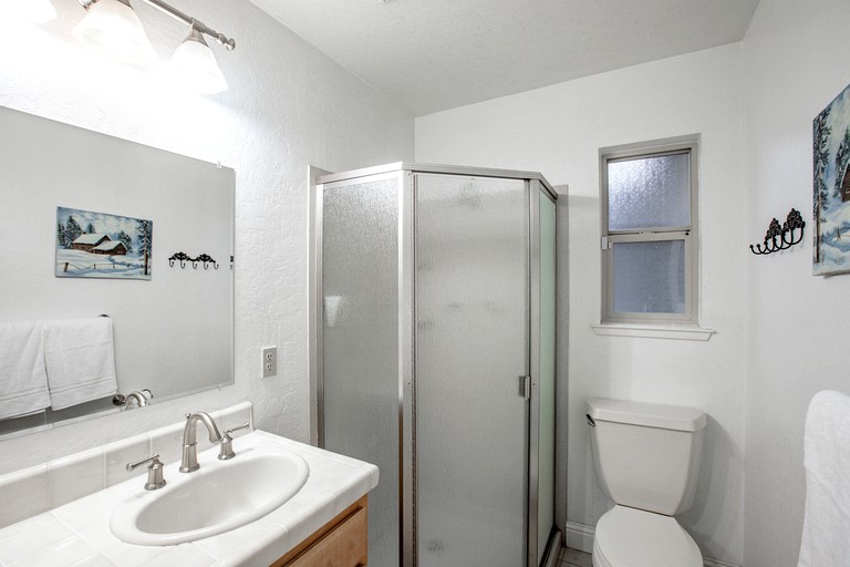 Mountain Retreat with Hot Tub & Pool Table Less than an hour to