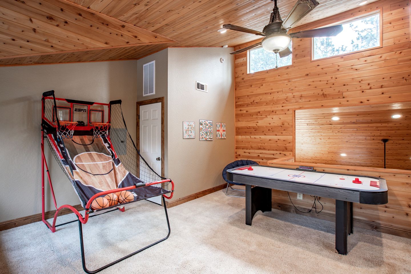 Mountain Retreat with Hot Tub & Pool Table Less than an hour to