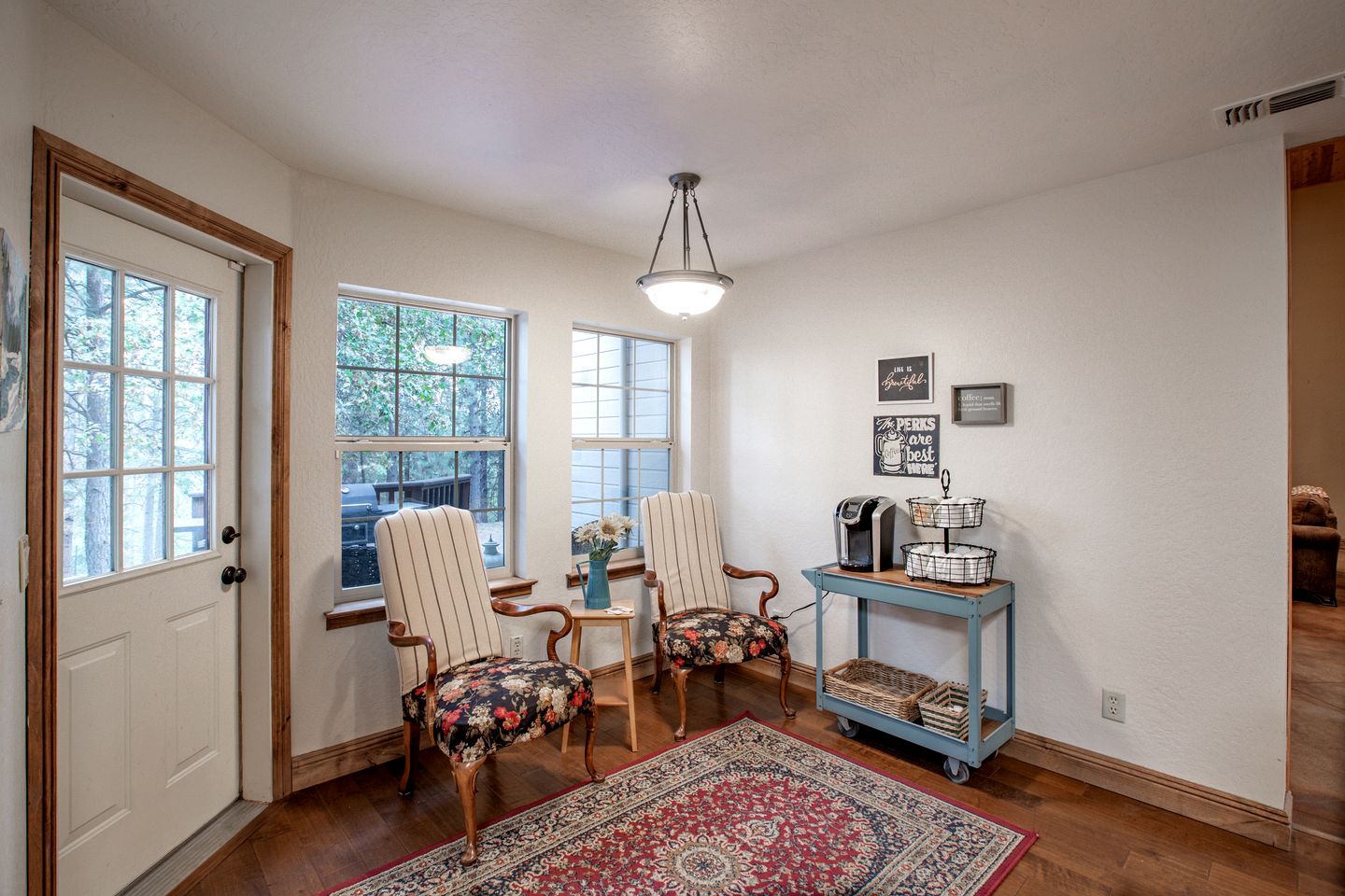 Mountain Retreat with Hot Tub & Pool Table Less than an hour to