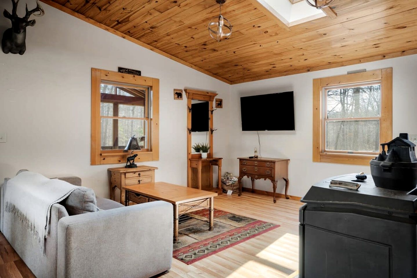 Mountain River Cabin with Hot Tub, Fire Pit and Kayaks for Your Fun Family Getaway in the Mountains of Great Cacapon, WV