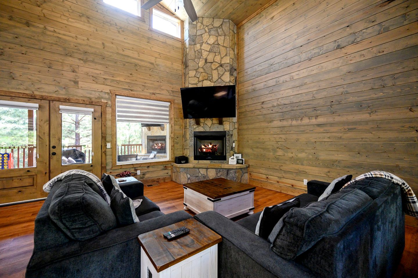 Mountain Serenity: Cozy Cabin Getaway in the Kiamichi Mountains with Hot Tub