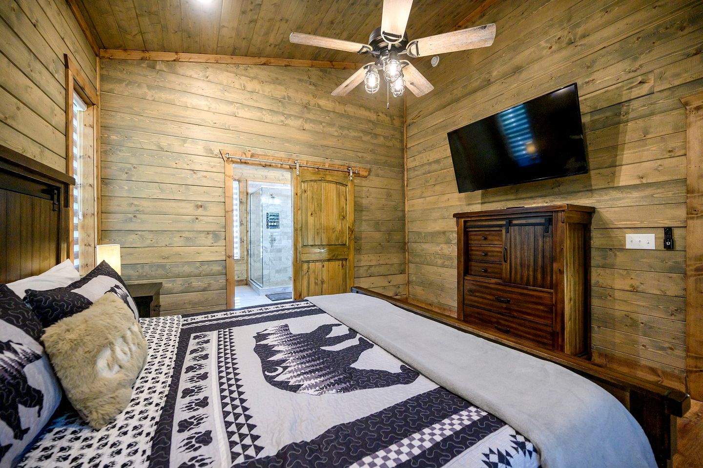 Mountain Serenity: Cozy Cabin Getaway in the Kiamichi Mountains with Hot Tub