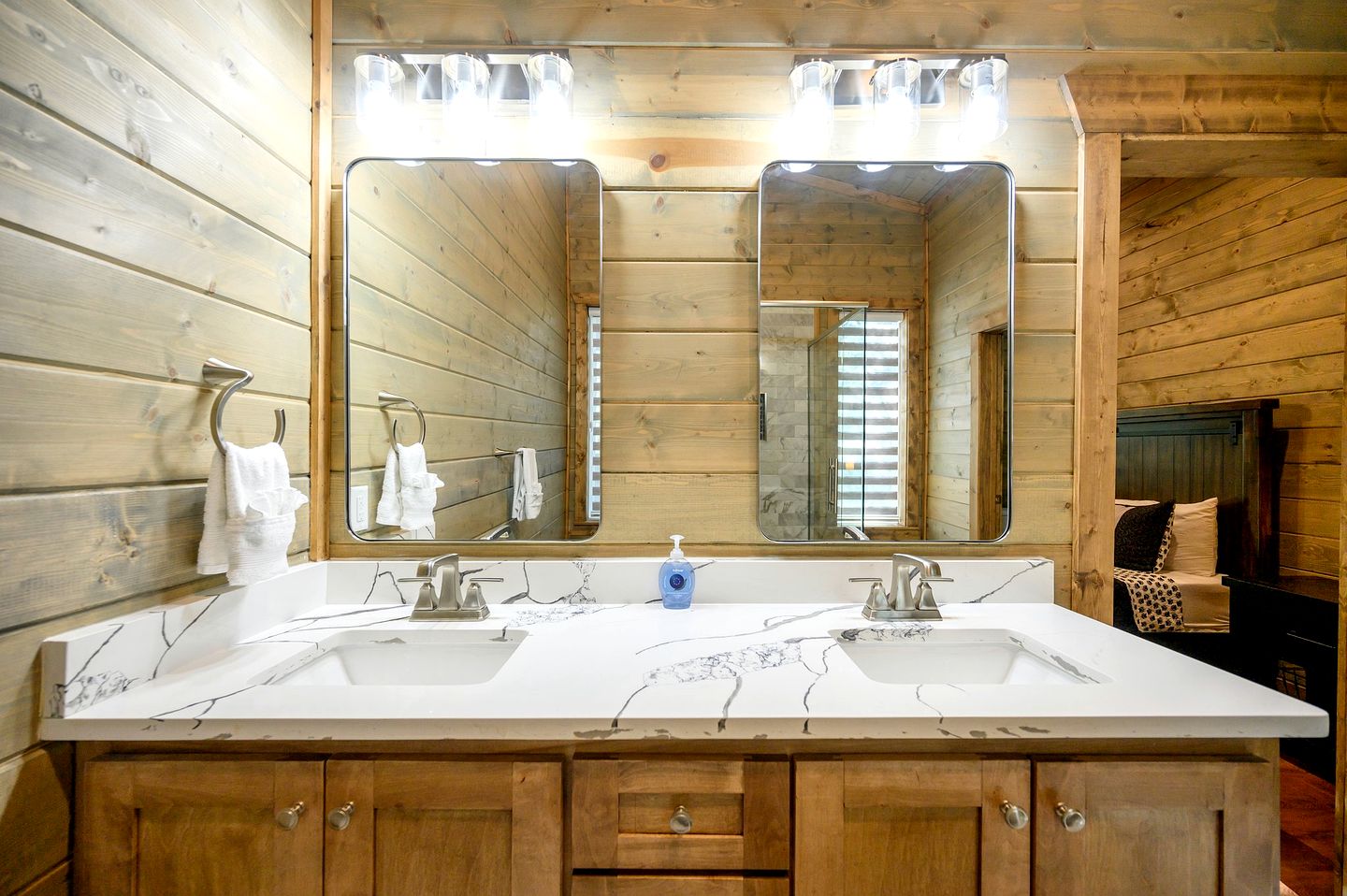 Mountain Serenity: Cozy Cabin Getaway in the Kiamichi Mountains with Hot Tub