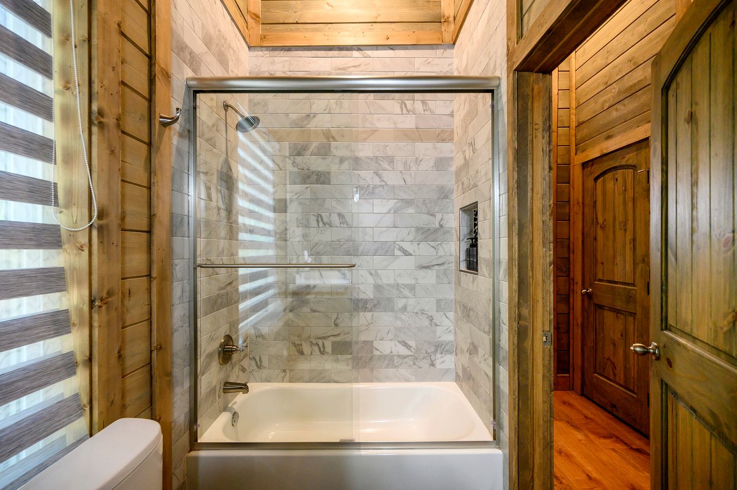 Mountain Serenity: Cozy Cabin Getaway in the Kiamichi Mountains with Hot Tub