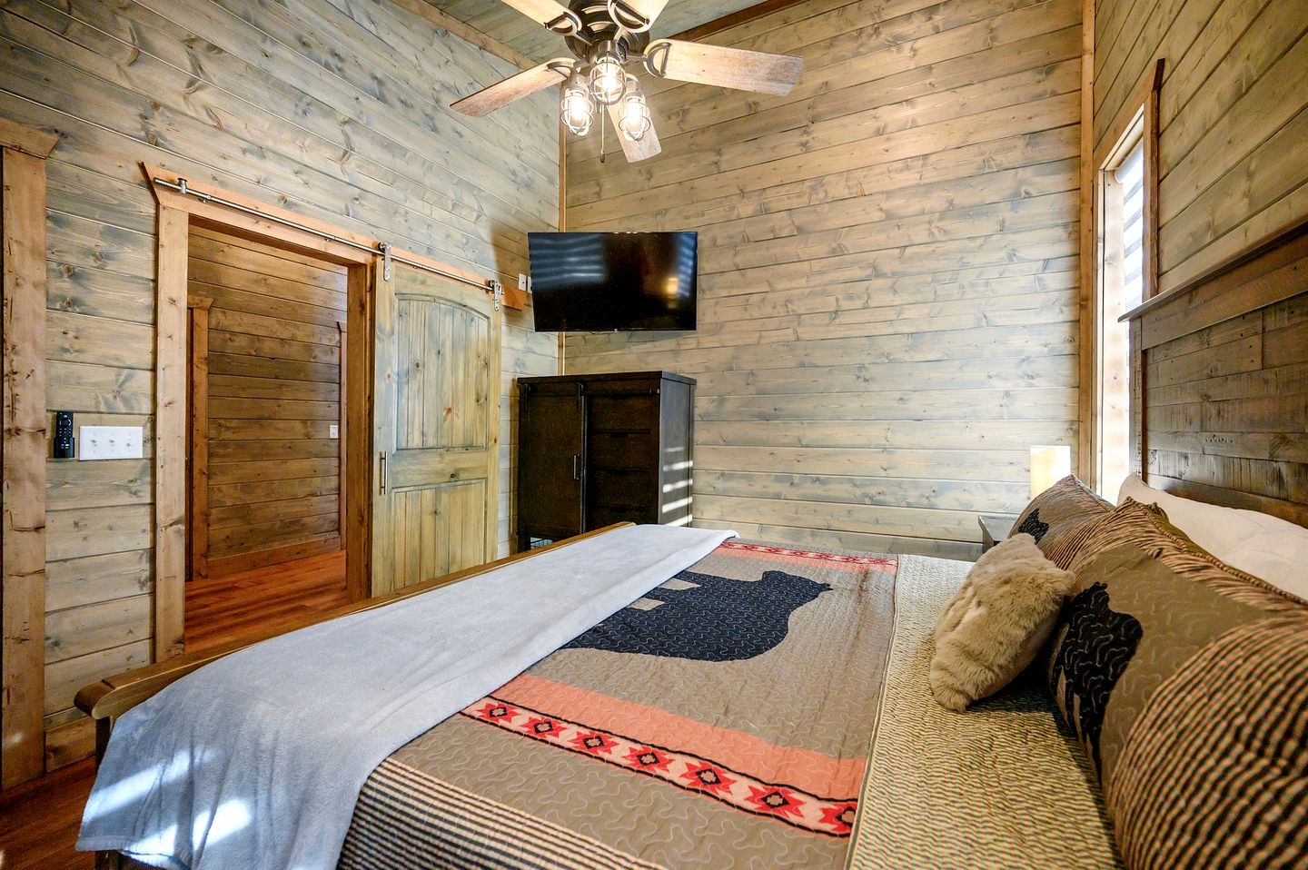 Mountain Serenity: Cozy Cabin Getaway in the Kiamichi Mountains with Hot Tub