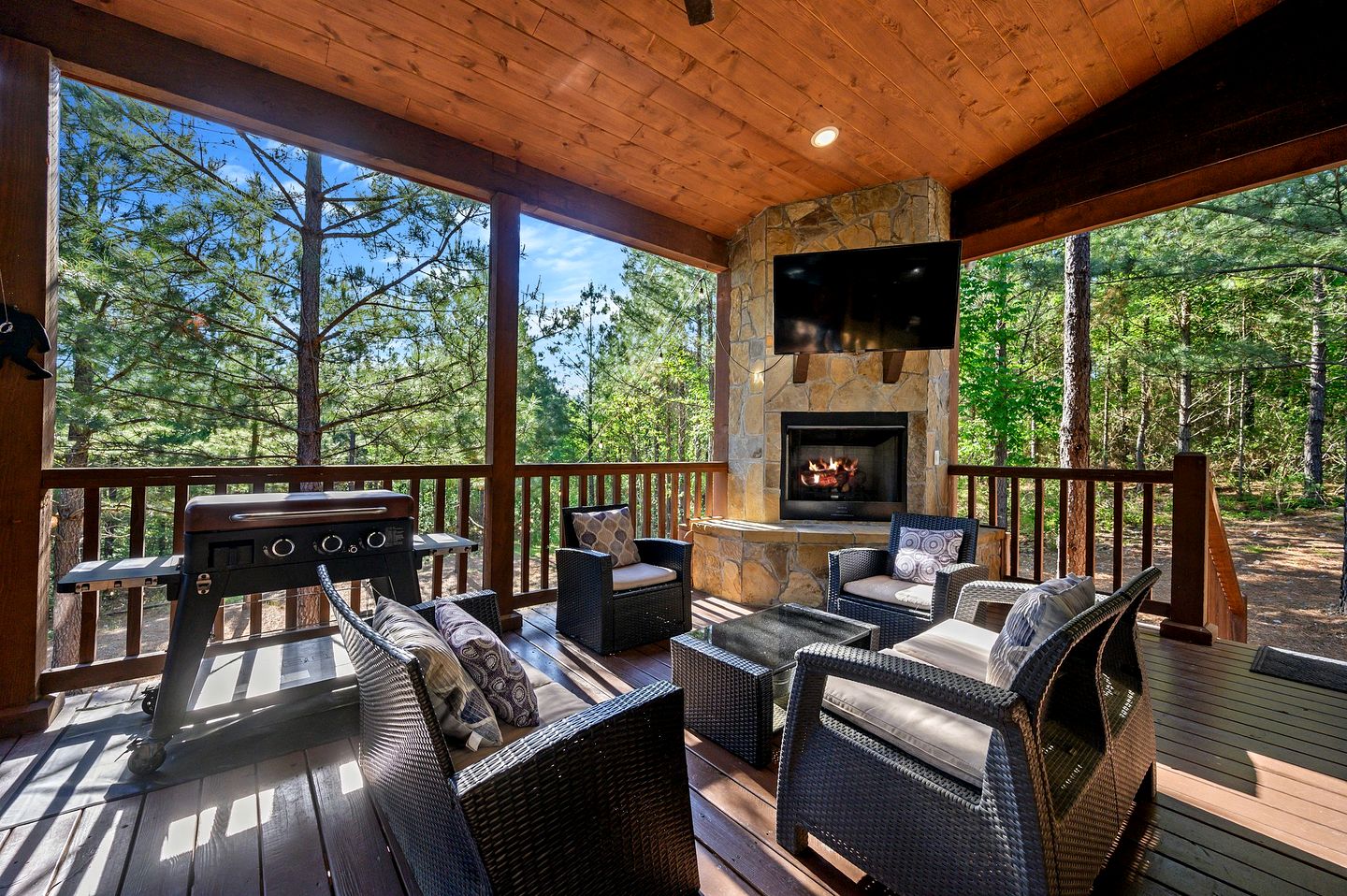 Mountain Serenity: Cozy Cabin Getaway in the Kiamichi Mountains with Hot Tub