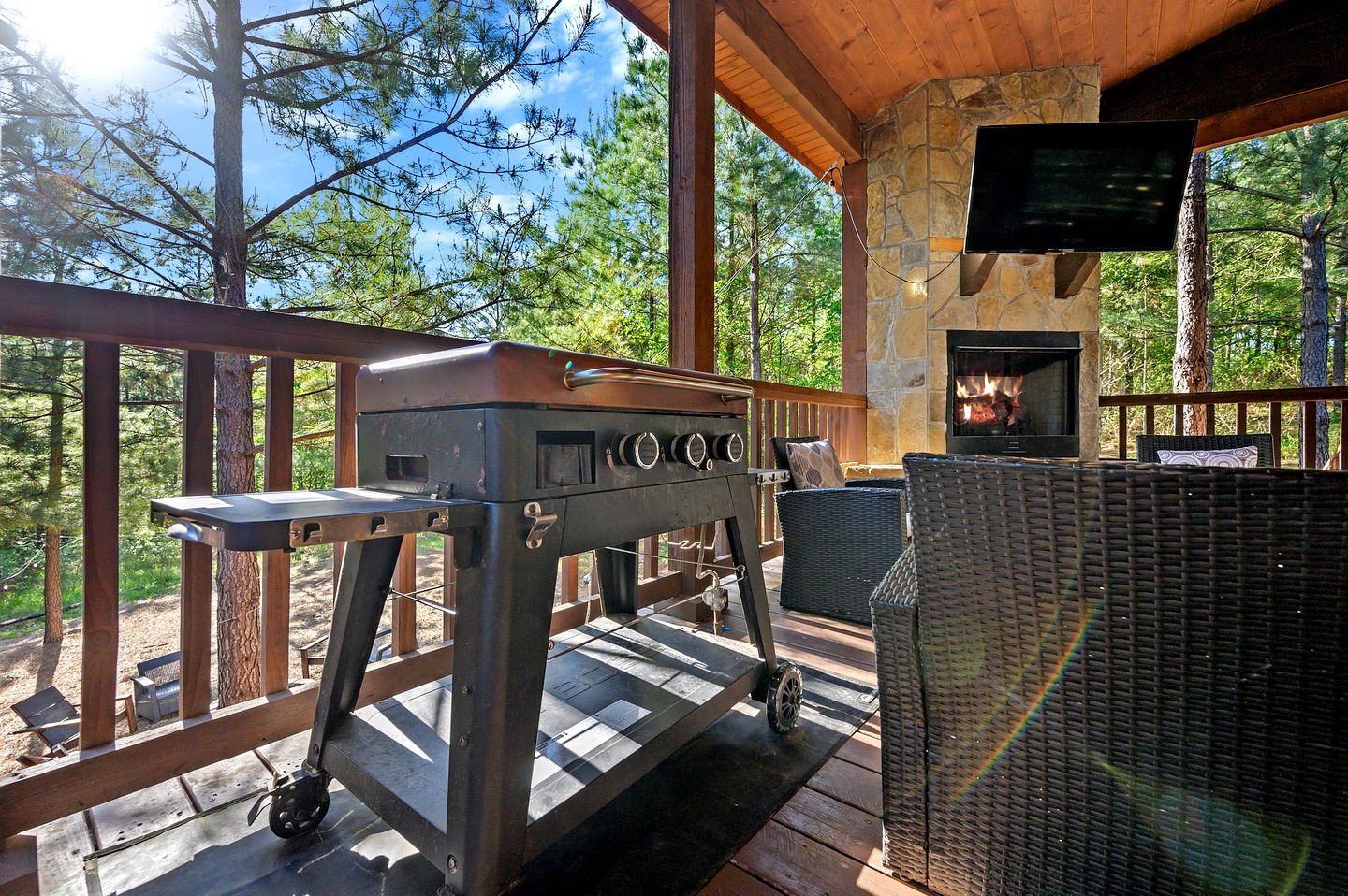 Mountain Serenity: Cozy Cabin Getaway in the Kiamichi Mountains with Hot Tub