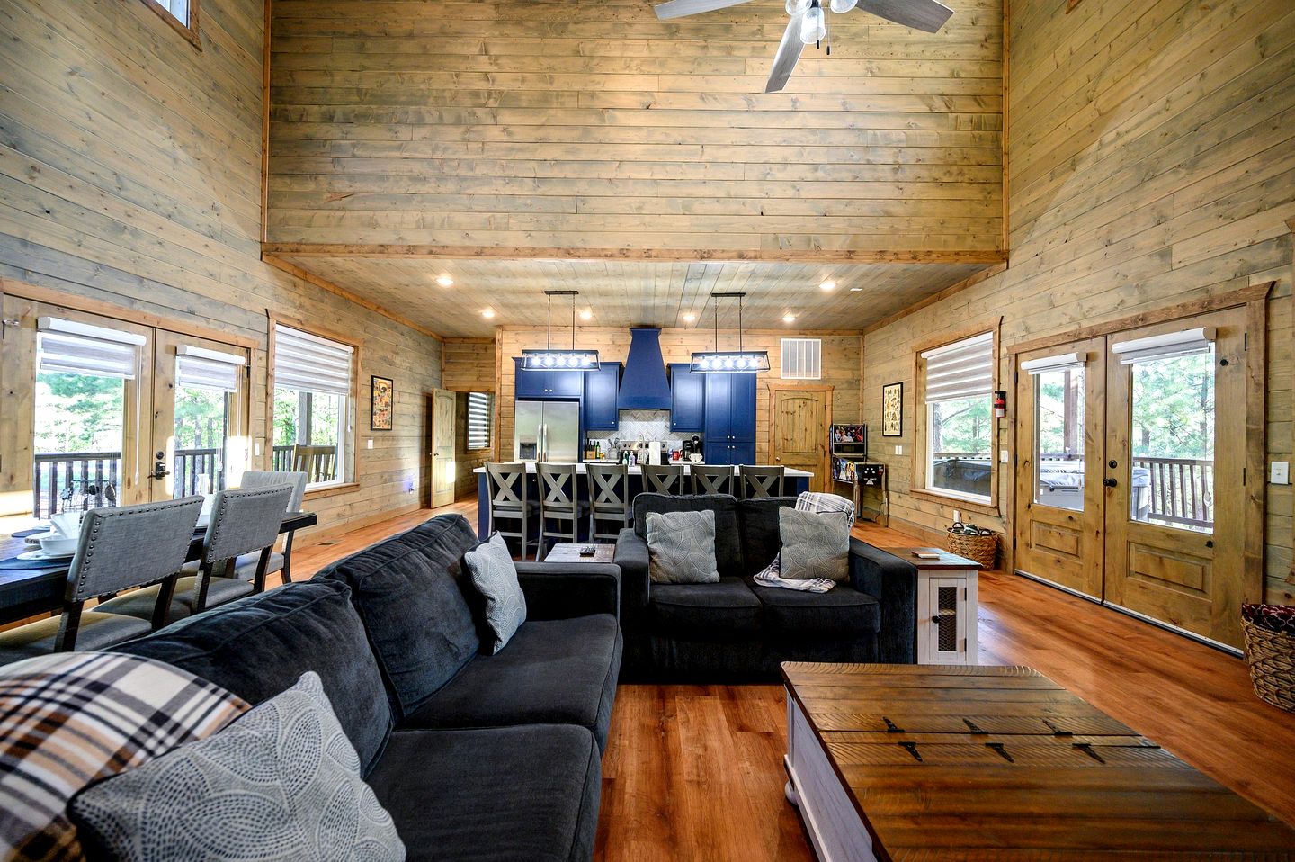 Mountain Serenity: Cozy Cabin Getaway in the Kiamichi Mountains with Hot Tub