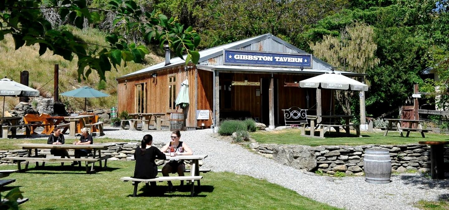 Mountain Tiny House with Amazing Views and Large Garden in Arrow Junction, South Island