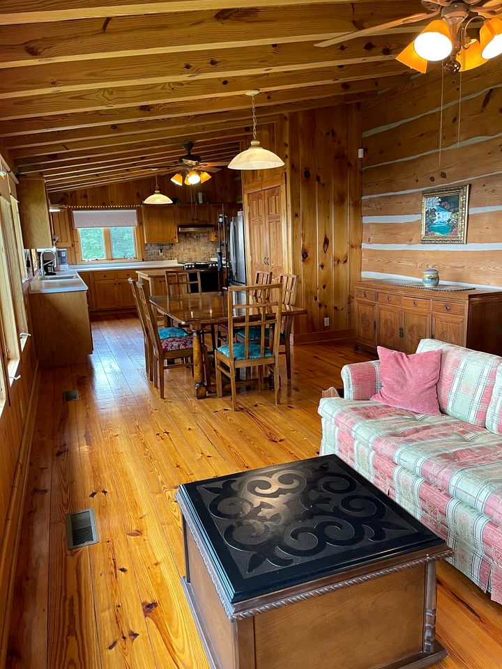 Rustic Log Cabin with Panoramic Mountain Views near Cloudland Canyon, Lookout Mountain GA