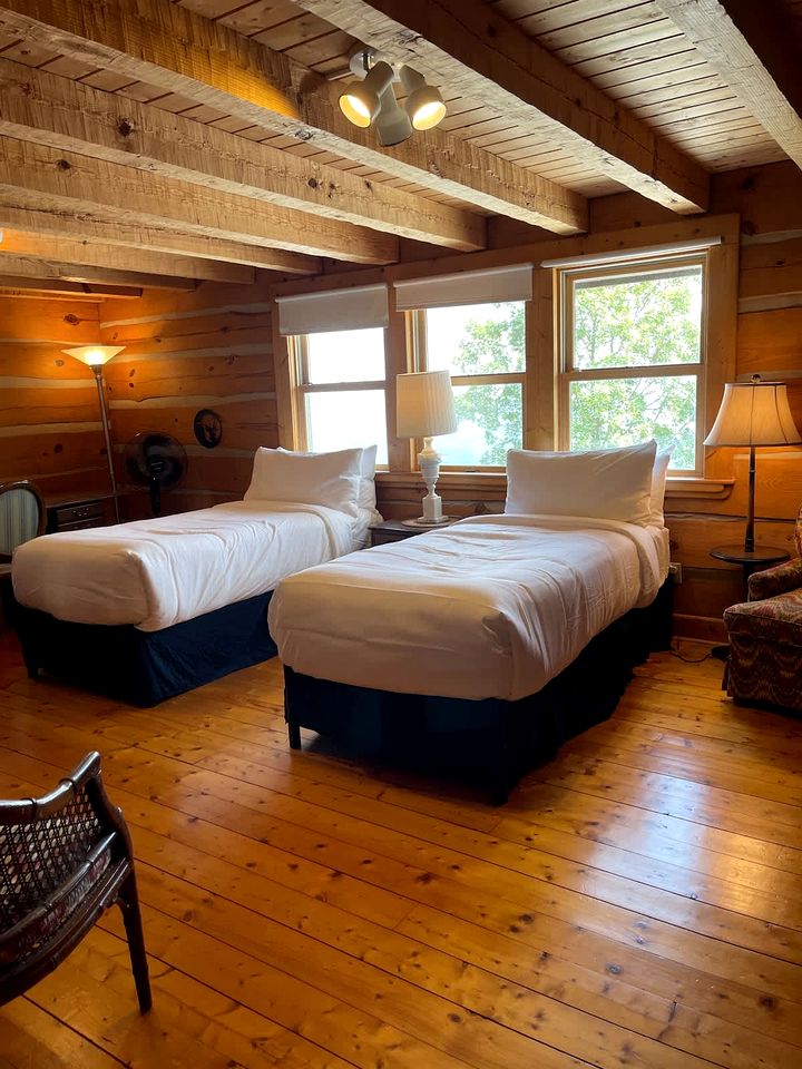 Rustic Log Cabin with Panoramic Mountain Views near Cloudland Canyon, Lookout Mountain GA