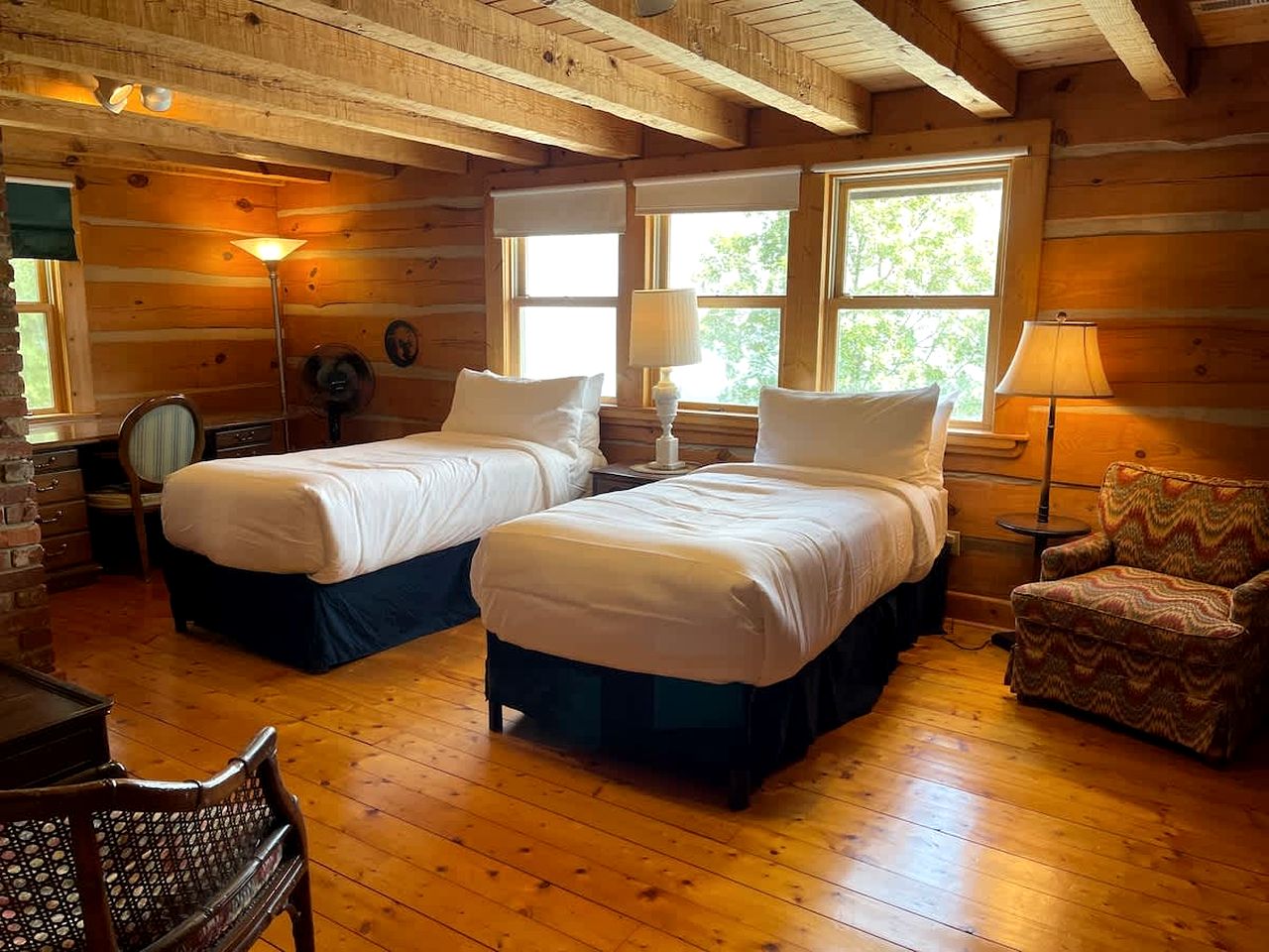 Rustic Log Cabin with Panoramic Mountain Views near Cloudland Canyon, Lookout Mountain GA