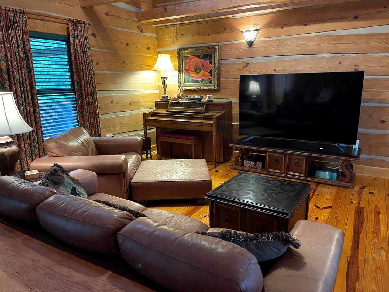 Rustic Log Cabin with Panoramic Mountain Views near Cloudland Canyon, Lookout Mountain GA