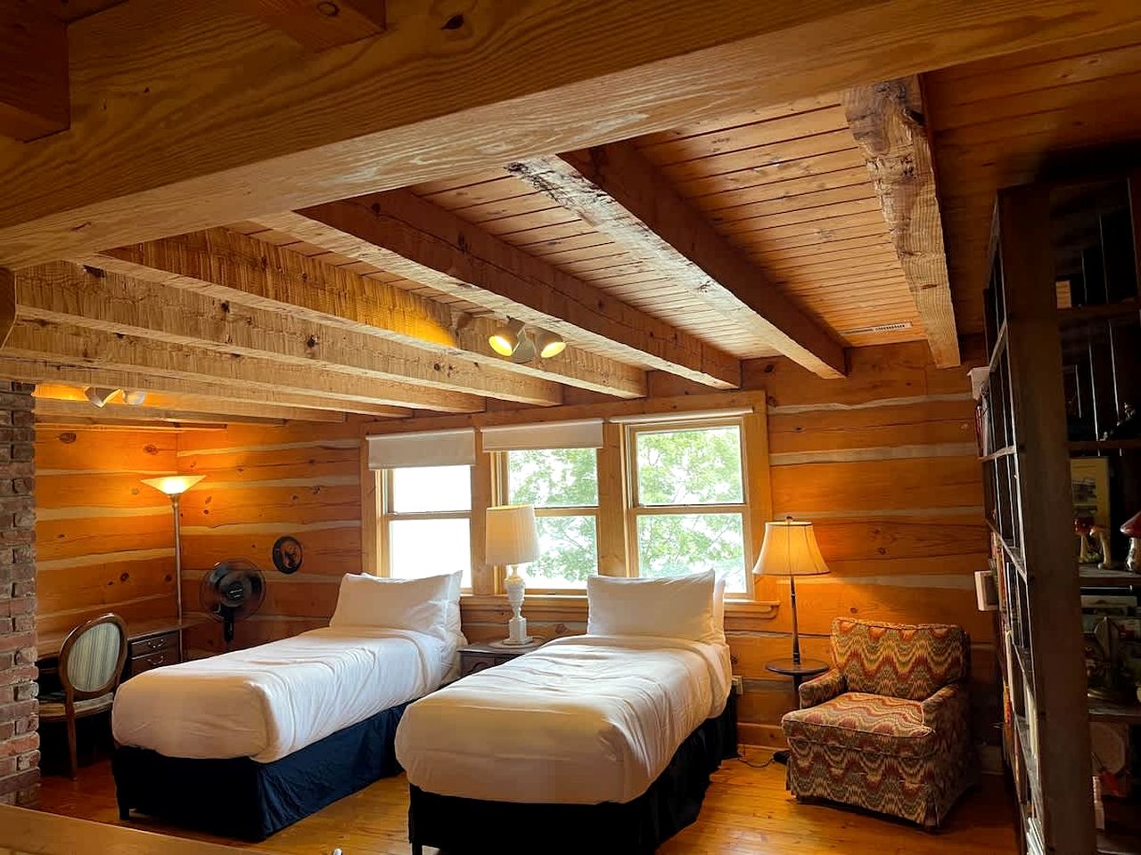 Rustic Log Cabin with Panoramic Mountain Views near Cloudland Canyon, Lookout Mountain GA