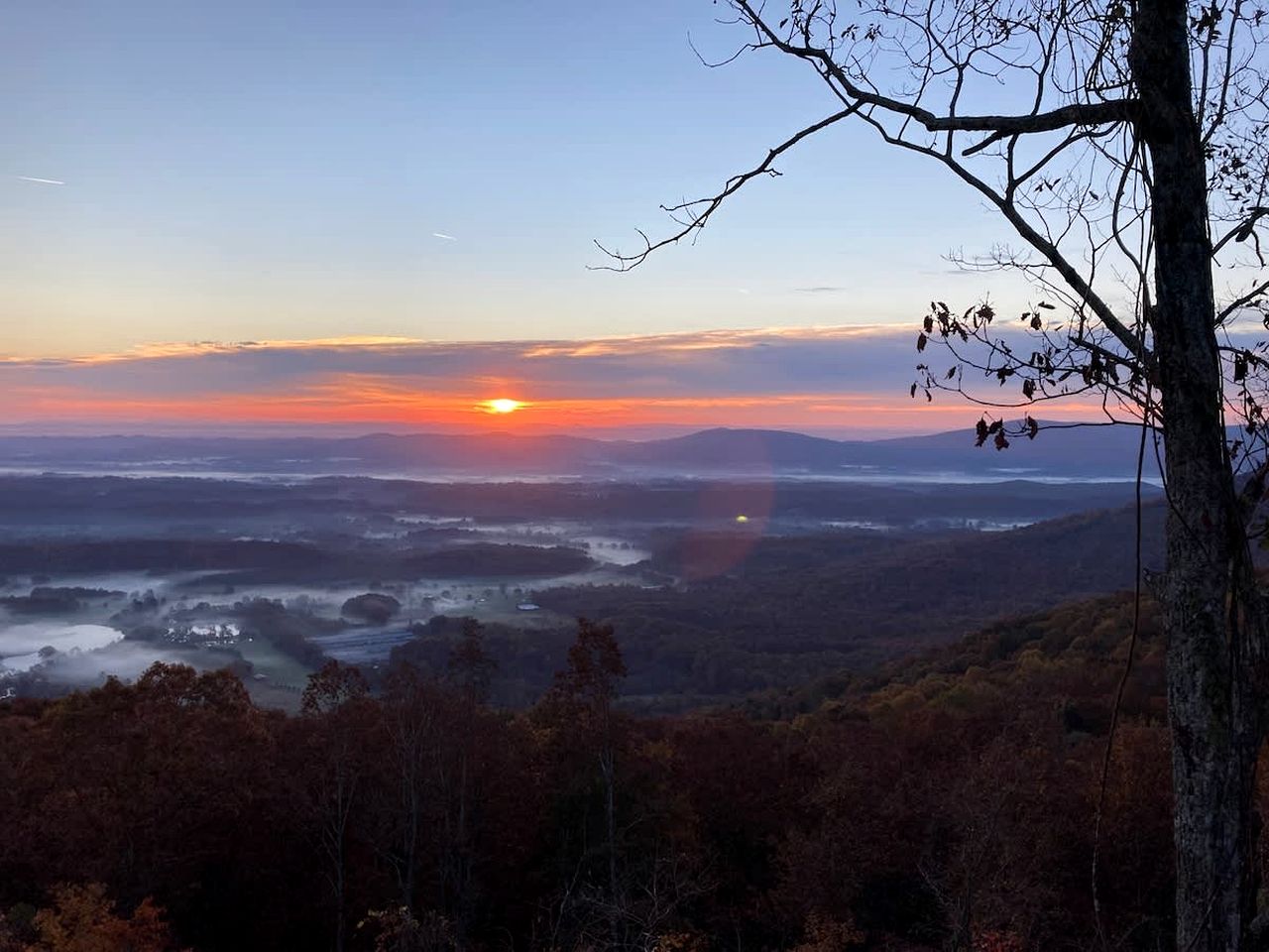 Rustic Log Cabin with Panoramic Mountain Views near Cloudland Canyon, Lookout Mountain GA