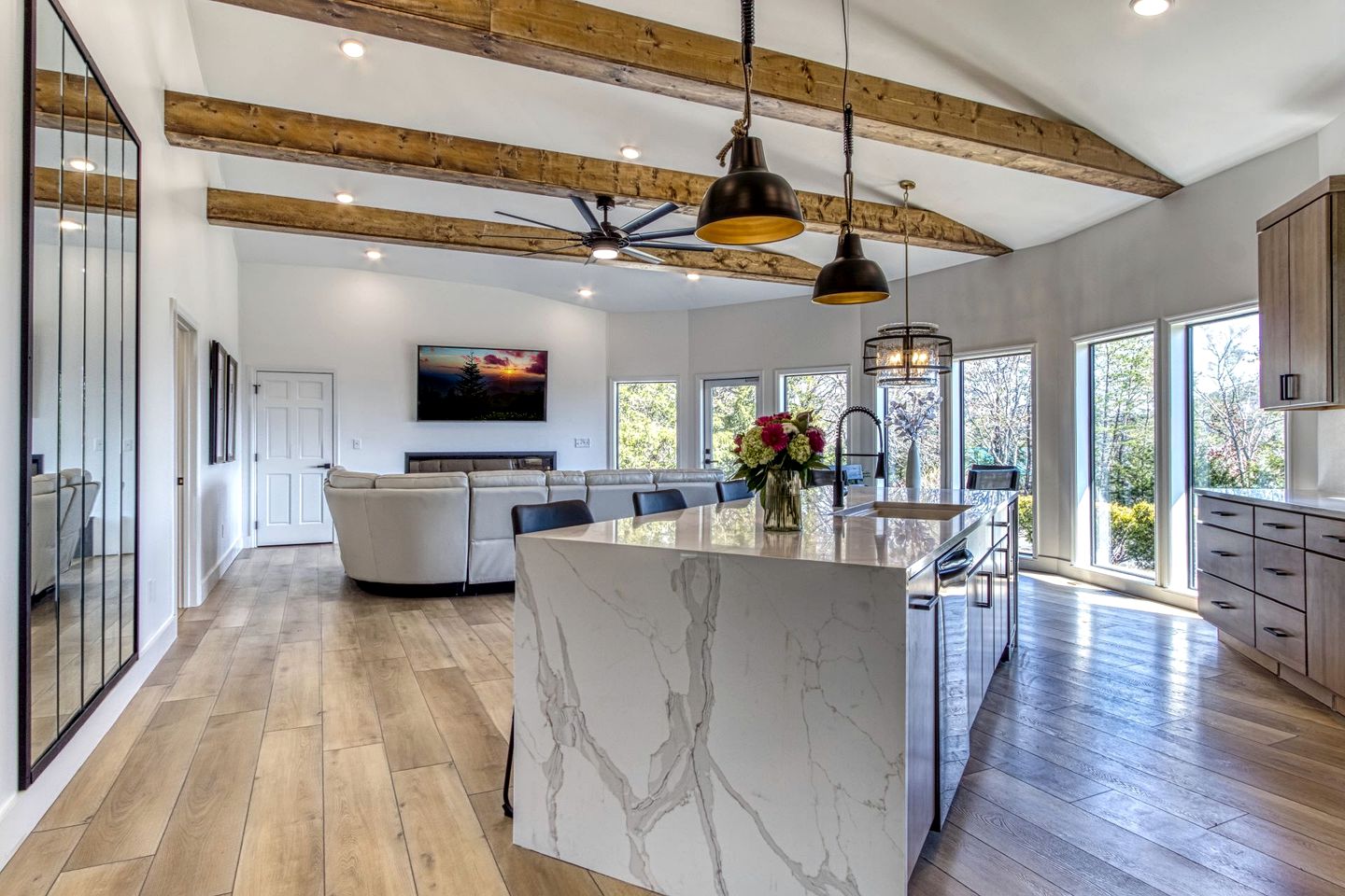 Unique Luxury Cabin with Hot Tub, Pool Table, and Arcade on Family Resort in Pigeon Forge, Tennessee